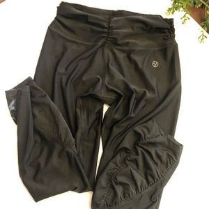 Yogo‎ athletics black ruched Capri leggings…
